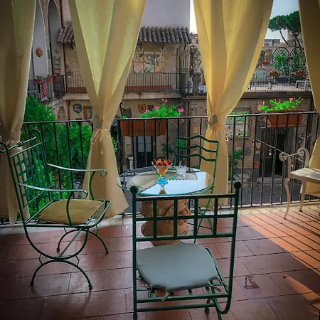 Проживание в семье Palazzo Capece Caivano